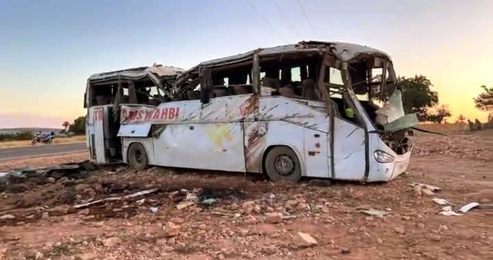 حادثة سير مروعة بتمنار..8 قتلى و20 مصابًا جراء اصطدام حافلة للمسافرين بسيارة (صور)