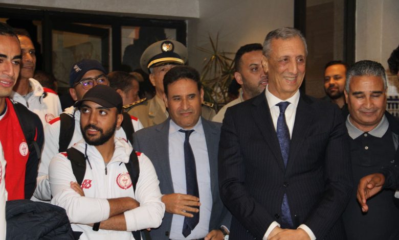 الوالي شوراق يستقبل فريق الكوكب المراكشي بمطار المنارة بعد تحقيق الصعود