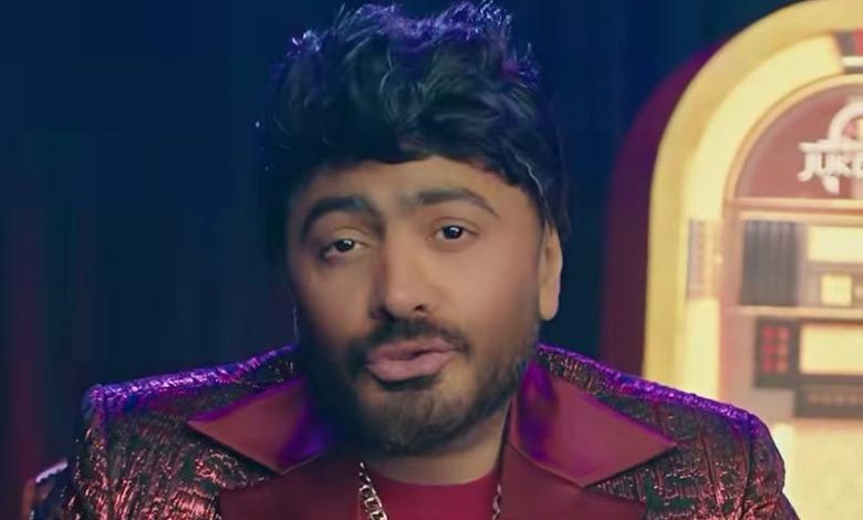 تامر حسني يستعد لتجربة الغناء الشعبي ويفاجئ الجمهور بإطلالته