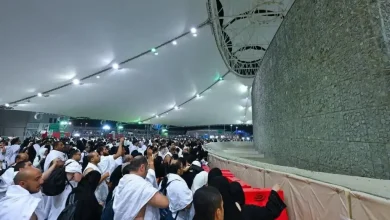 الحجاج يرمون الجمرات الثلاث في ثاني أيام التشريق