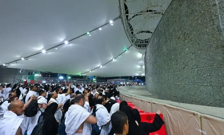 الحجاج يرمون الجمرات الثلاث في ثاني أيام التشريق
