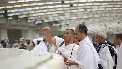 الحجاج يرمون جمرة العقبة الكبرى في مشعر منى