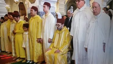 الملك يؤدي صلاة عيد الأضحى بمسجد الحسن الثاني بتطوان