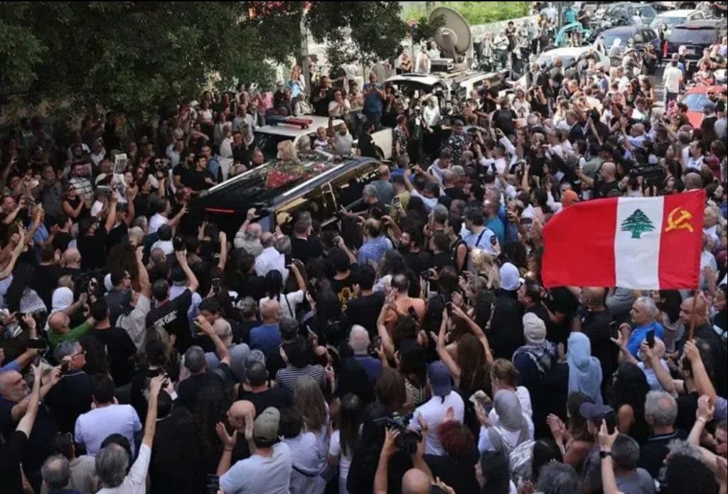 فيروز تُودّع زياد.. لحظة وجع تُعيد السيدة إلى العلن بعد غياب - صور
