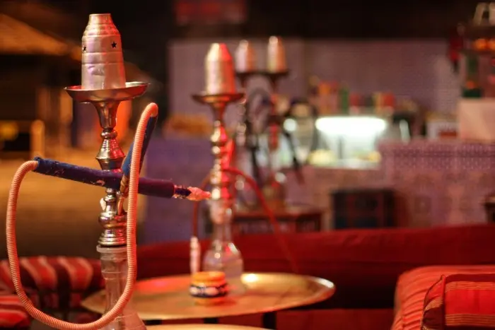 أزرو.. محل "شيشة" يثير الجدل وسط شبهات بخرق القانون واستقواء بصاحب نفوذ