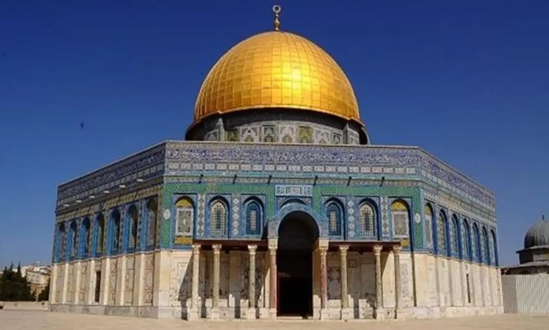 الشرطة الإسرائيلية تعتقل مفتي القدس من داخل المسجد الأقصى