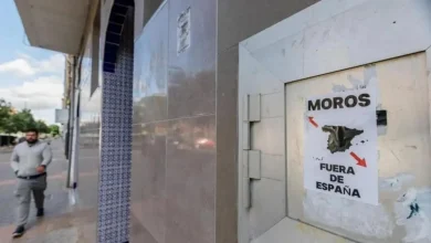 العنصرية تطال جدران المساجد في إسبانيا.. شعارات معادية بمسجد القدس في فيتوريا