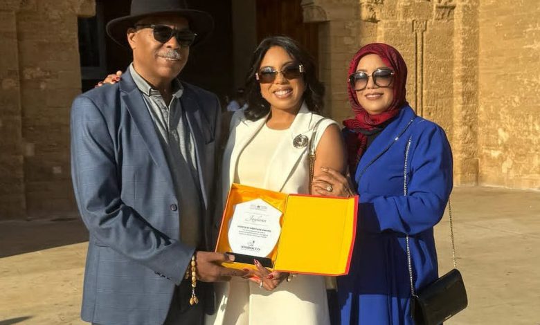 “جايلان” تهدي جائزة “أصوات التراث” لوالديها
