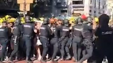 فالنسيا.. الشرطة تواجه رجال الإطفاء في احتجاج غير مسبوق.. من يدفع ثمن قرارات السياسيين؟