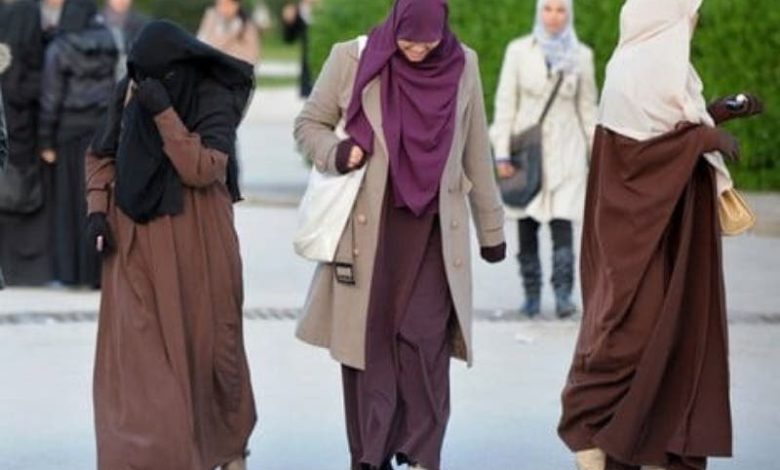 منع طالبتين من حفل التخرج بسبب الحجاب يثير جدلاً واسعاً في بلجيكا