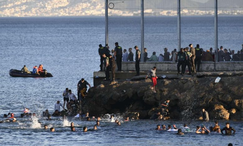 الجزائريون يتصدرون محاولات الهجرة السرية إلى سبتة وسط استنفار أمني مغربي إسباني