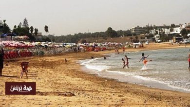 رغم الأمطار.. شواطئ المحمدية تواصل استقبال المصطافين في آخر أيام غشت
