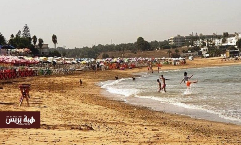 رغم الأمطار.. شواطئ المحمدية تواصل استقبال المصطافين في آخر أيام غشت