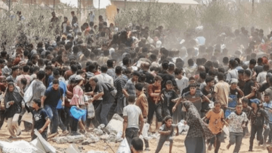 غزة.. قتلى وجرحى جراء انقلاب شاحنة فوق عشرات الجوعى