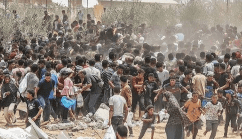 غزة.. قتلى وجرحى جراء انقلاب شاحنة فوق عشرات الجوعى